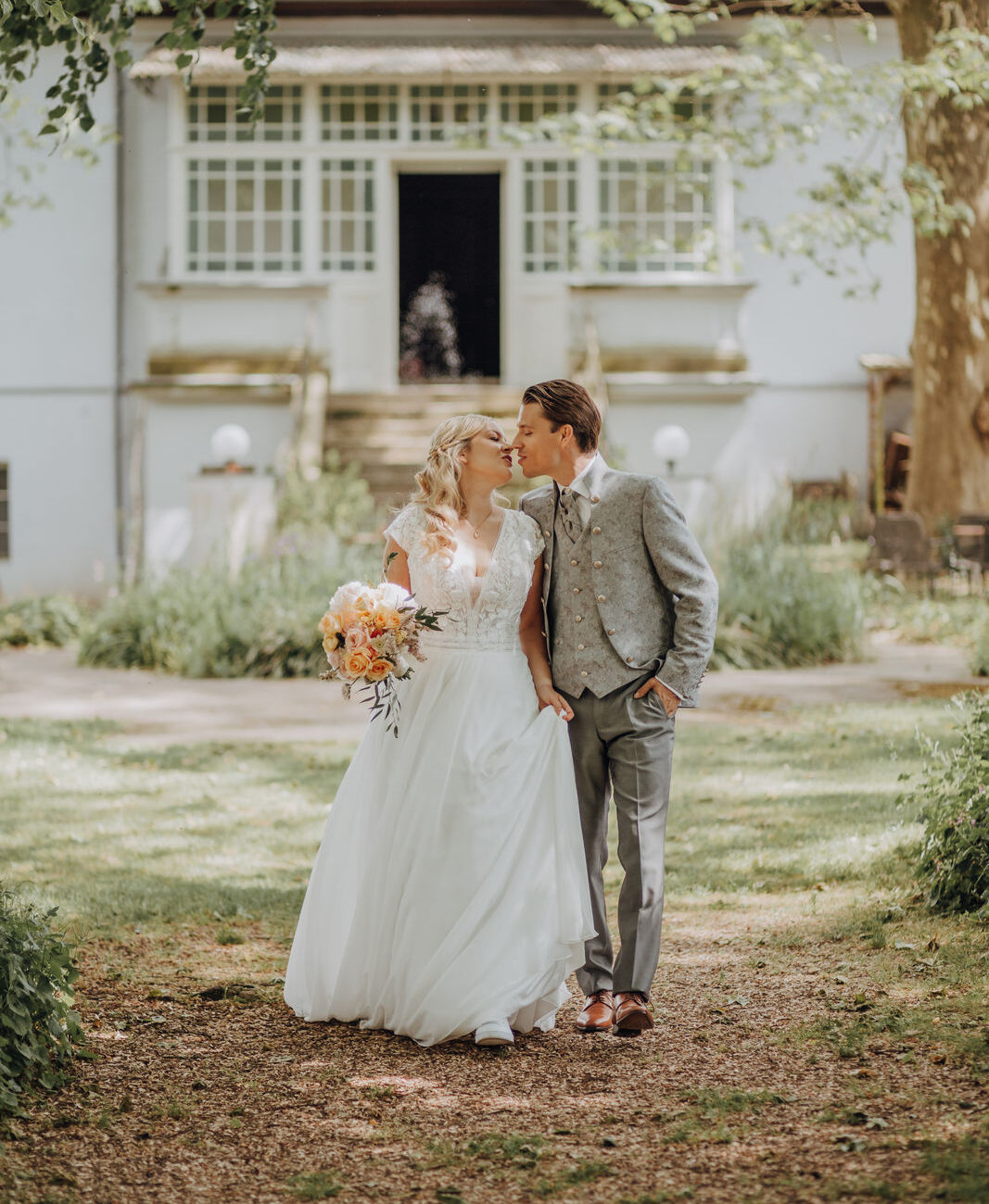 Was kostet ein Hochzeitsplaner? - Ein glückliches Brautpaar am Tag der Hochzeit