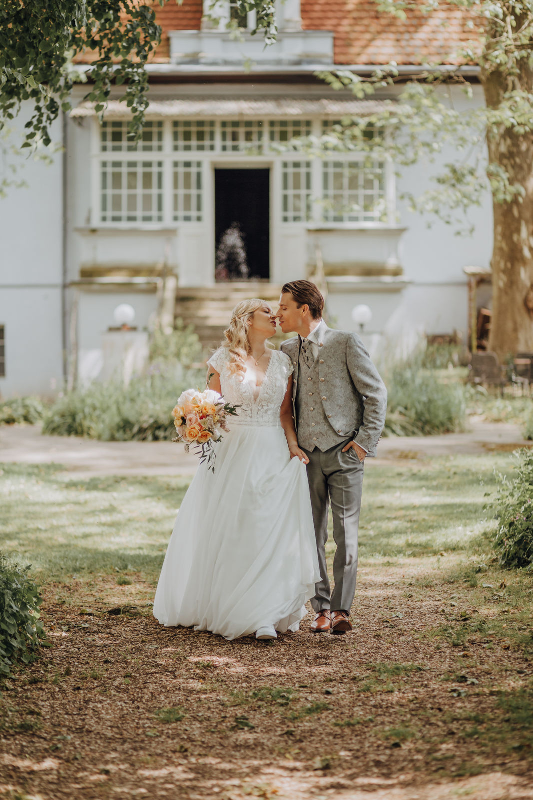 Was kostet ein Hochzeitsplaner? - Ein glückliches Brautpaar am Tag der Hochzeit